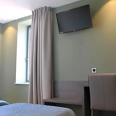 Le Pont Neuf Hotel 2*